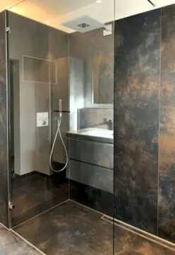 Offene Dusche aus Klarglas